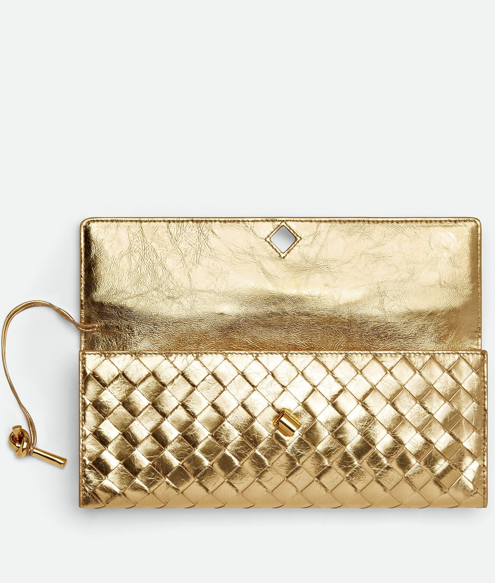 Pochette à Intrecciato effet miroir avec fermeture knot signature.