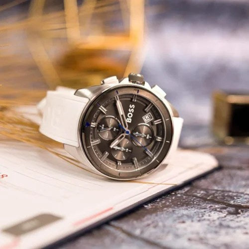 Montre chronographe à cadran gris avec bracelet en silicone blanc