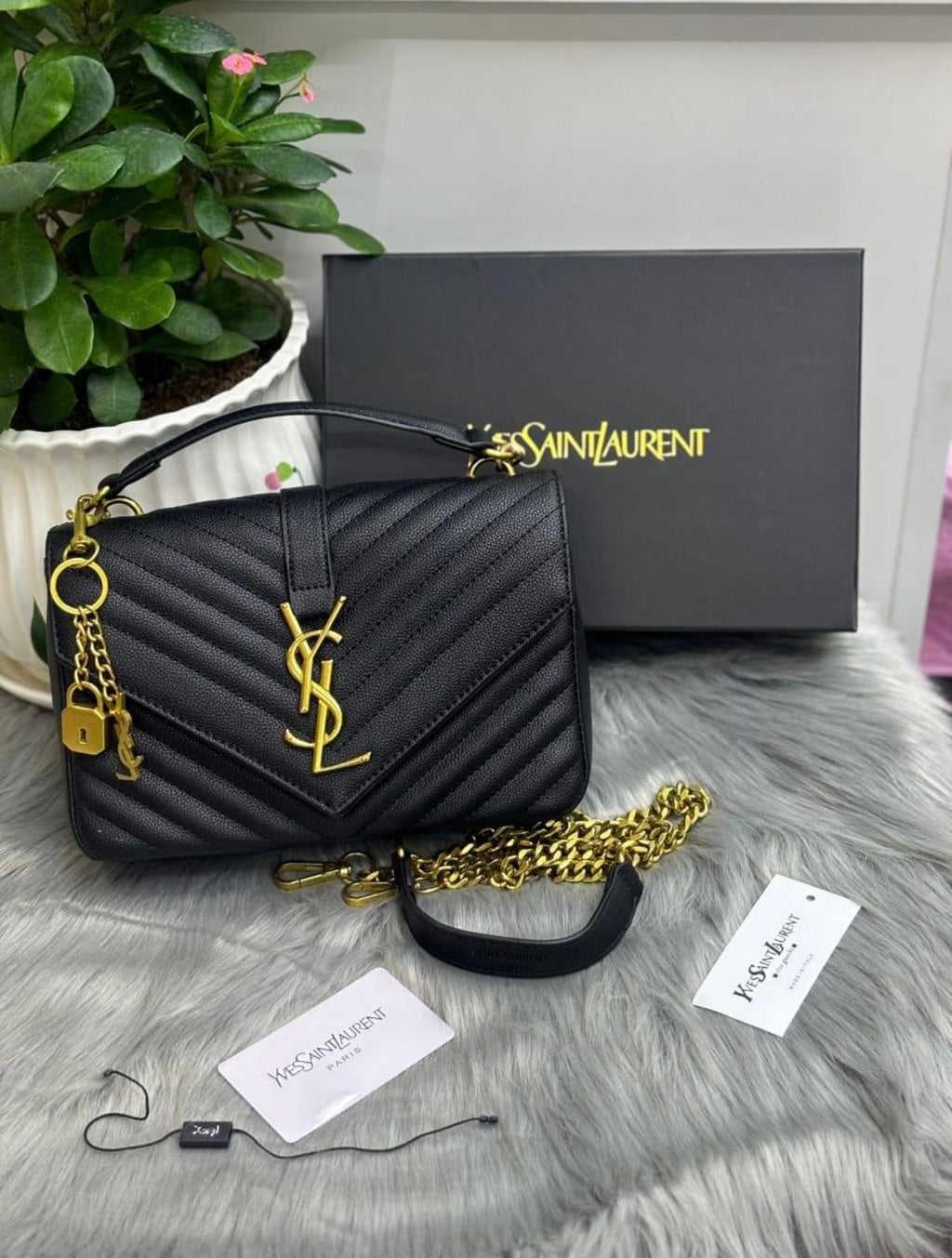 SAC YSL COLLÈGE MEDIUM EN SEMI CUIR MATELASSÉ
NOIR ET DORÉ