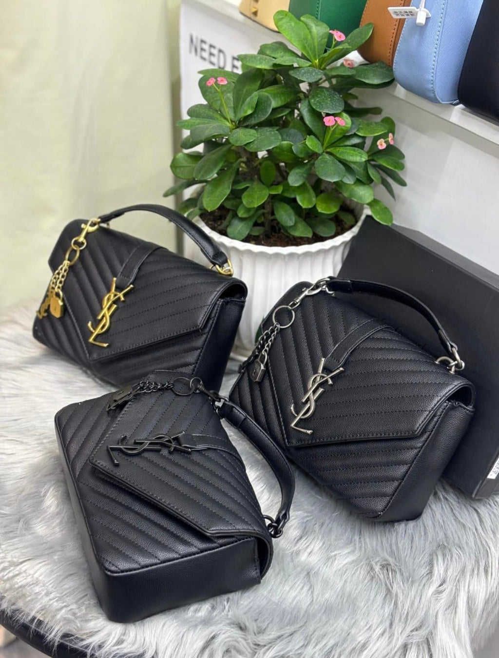 SAC YSL COLLÈGE MEDIUM EN SEMI CUIR MATELASSÉ
NOIR