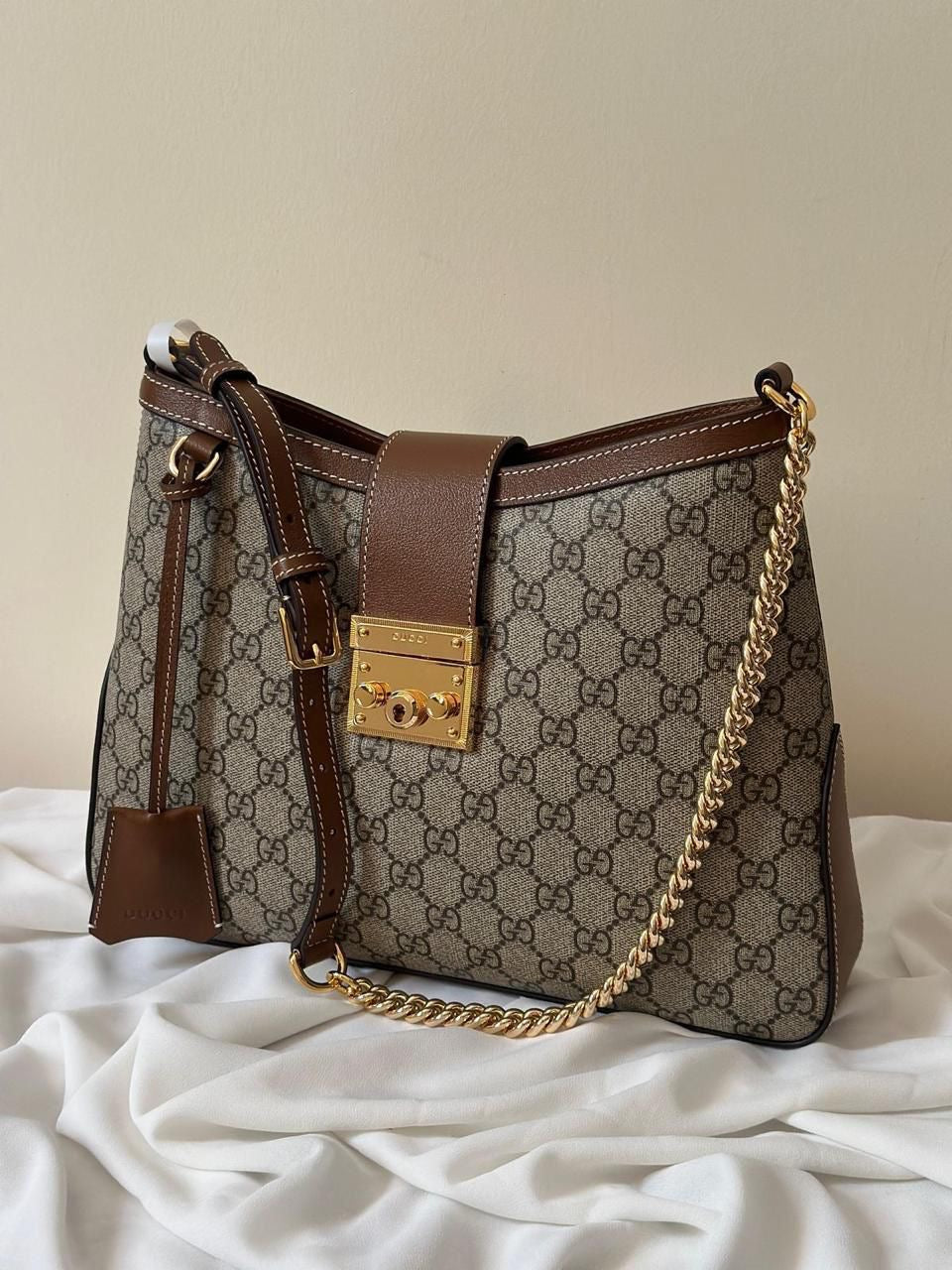 SAC BANDOULIÈRE GG EN CUIR DE TAILLE MOYENNE AVEC CADENAS
