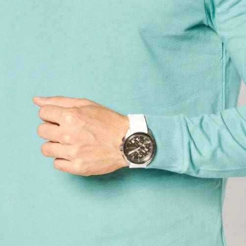 Montre chronographe à cadran gris avec bracelet en silicone blanc