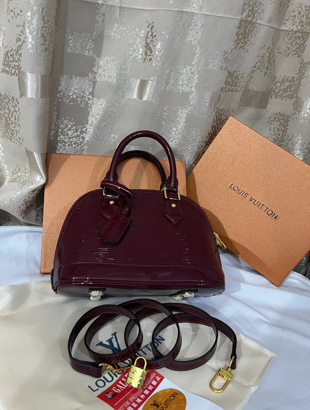 Louis Vuitton Sac à main Alma BB bordeaux